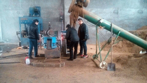 客戶購買的420型木屑顆粒機正（zhèng）在加工飼料顆粒