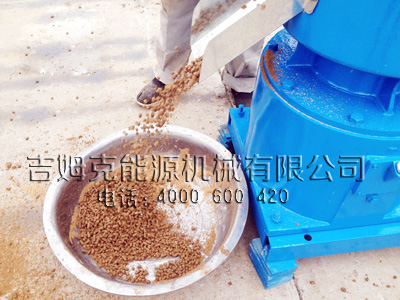 客戶（hù）正在試機看（kàn）400型飼料顆粒機製粒過程