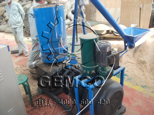 420型飼料（liào）顆粒機工作現場（chǎng）圖片