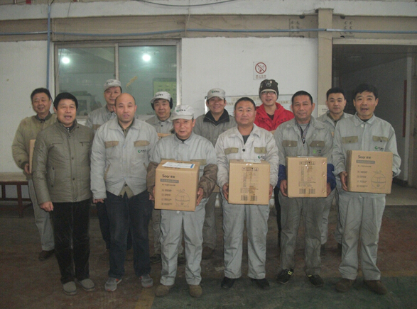 吉姆（mǔ）克車間主任許海清為職工送上生日禮物