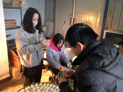 飼料顆粒機廠家www.17c.com全體員工一起包餃子