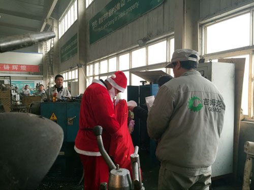 正在（zài）認真工作的李師傅