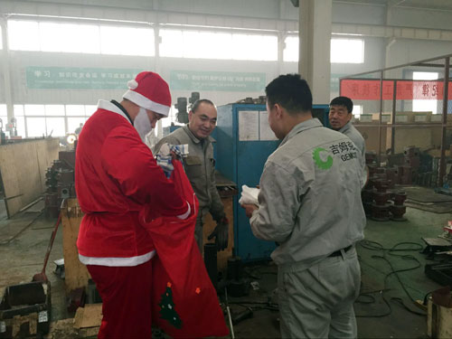 聖誕老人給www.17c.com家人發放聖誕禮物